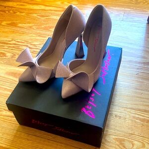 NWT Betsey Johnson Nobble Champagne Pump